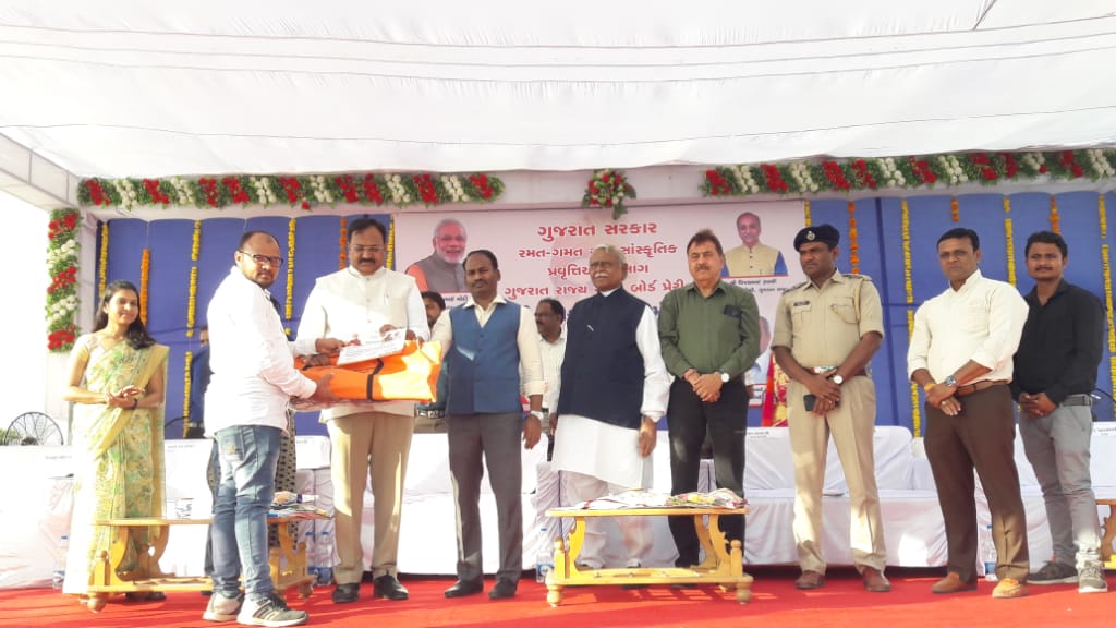 અરવલ્લી જિલ્લામાં વિવેકાનંદ યુવક મંડળોને 710 કિટ્સનું વિતરણ કરાયું