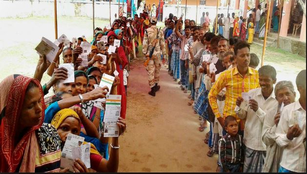 ત્રીજો તબક્કો: 117 બેઠકો પર 63% વોટિંગ, પ.બંગાળમાં હિંસા છતાં 79% મતદાન