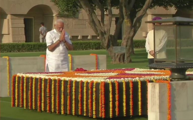 શપથવિધિ પહેલા મોદીનું નમન, બાપુ-અટલ-શહીદો સામે પીએમએ ઝુકાવ્યું શીશ