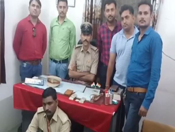અમદાવાદમાં પોલીસની ઓળખ આપીને લોકો પાસેથી નાણા પડાવતો નકલી Dysp ઝડપાયો