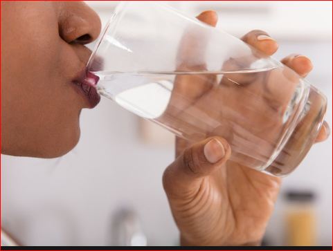 પાણી પીવાની સાચી રીતઃ દિવસ ભરમાં કઈ રીતે અને કેટલું પાણી પીવું