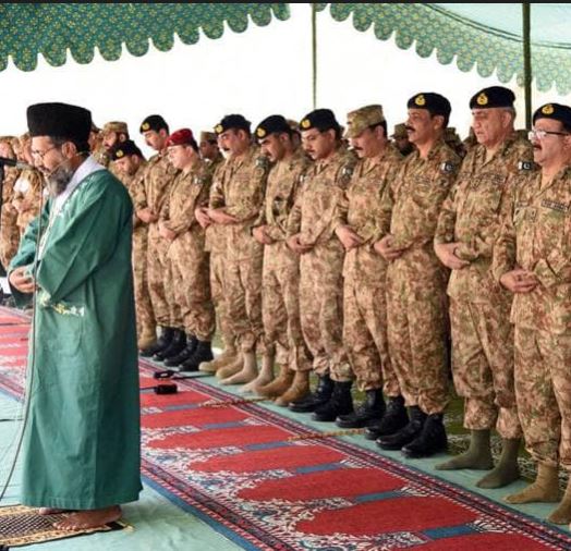 pakistan-army-namaj1