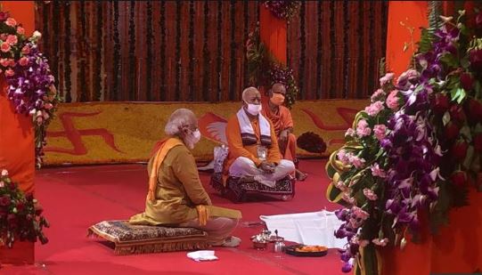 મંદિરનો પાયો ખોદવા માટે ચાંદીના પાવડાનો ઉપયોગ કરાયો