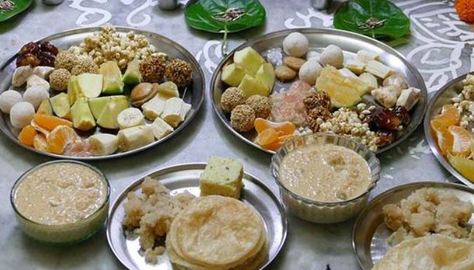 નવરાત્રિ દરમિયાન પ્રસાદ વિતરણ પર રાજ્ય સરકારની સ્પષ્ટતા: પેકેટમાં પ્રસાદ આપવાની છૂટ