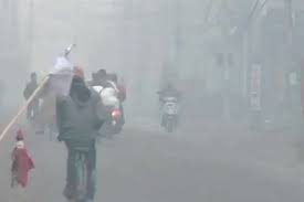 દિલ્હીમાં ઠંડીનો પારો  ગગડીને 4.6  પર પહોંચતા ઠંડીનું જોર વધ્યું –  વાતાવરણમાં છવાયું ઘુમ્મસ