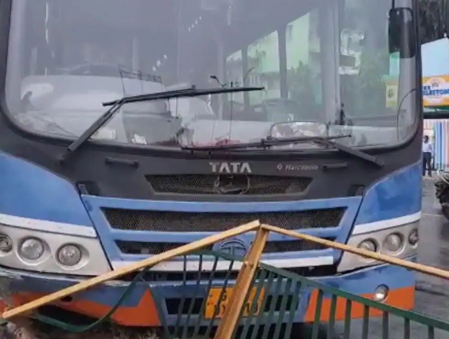 અમદાવાદ: બેફામ બની BRTS બસ, રેલિંગ તોડી ડિવાઇડર પર ચઢી ગઇ