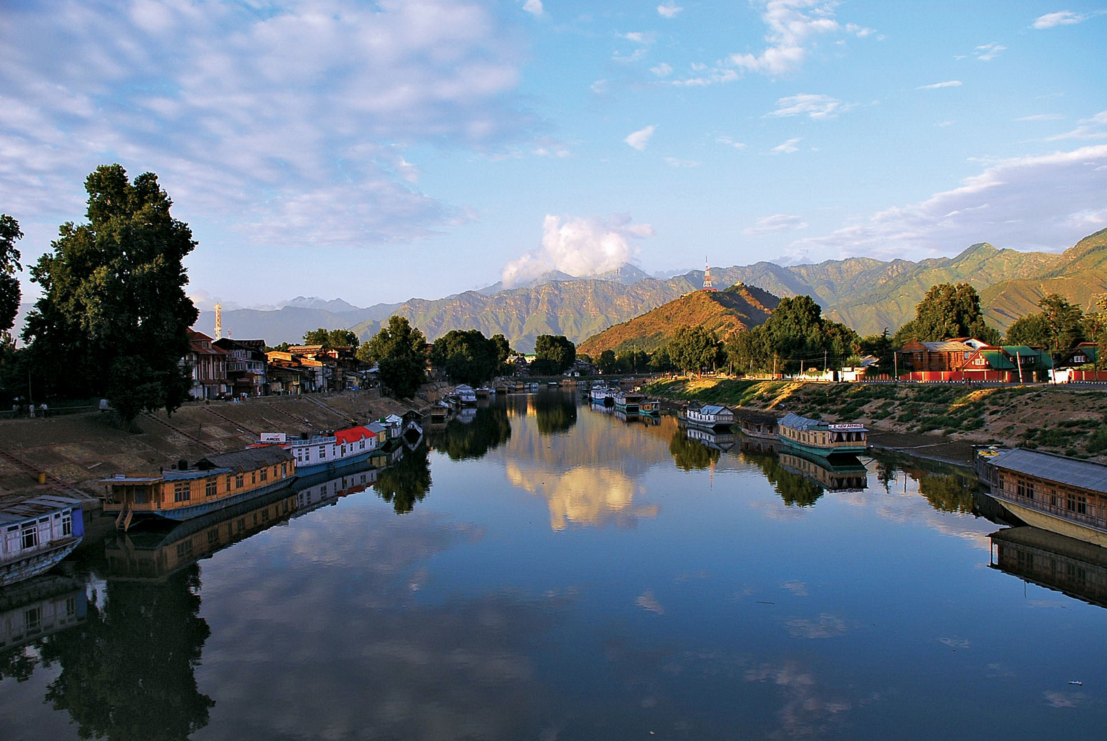 Jhelum-River-Srinagar-India-Jammu-and-Kashmir