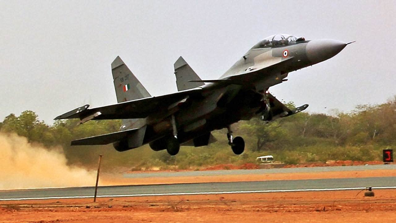 Indian-Air-Force-Su-MKI-Highway-Landing