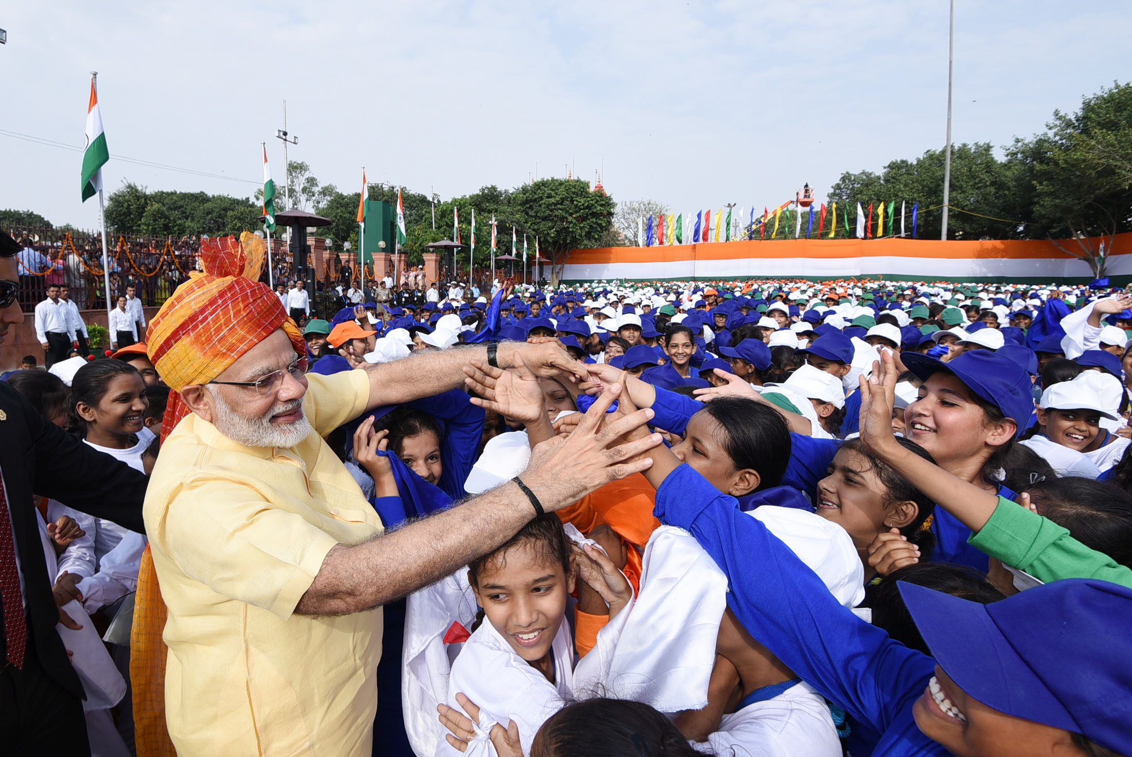The_Prime_Minister,_Shri_Narendra_Modi_interacting_with_the_school_children_after_addressing_the_Nation,_on_the_occasion_of_71st_Independence_Day_from_the_ramparts_of_Red_Fo