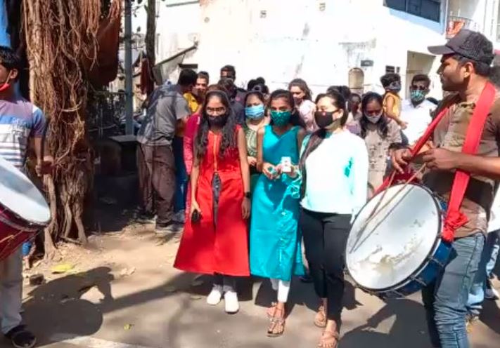 કોર્પોરેશન ચૂંટણીઃ સુરતમાં સોસાયટીના રહીશો ઢોલ-નગારા સાથે મતદાન કરવા પહોંચ્યાં