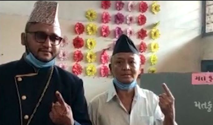 કોર્પોરેશન ચૂંટણીઃ સુરતમાં લગ્ન પહેલા કન્યાએ કર્યું મતદાન, વડોદરામાં અન્ય વરરાજાએ કર્યો મતાધિકારનો ઉપયોગ