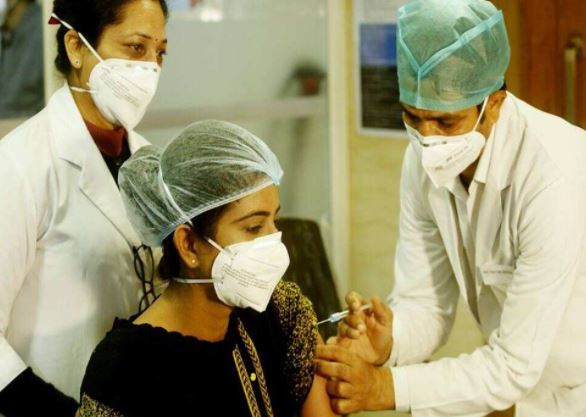 ભારતમાં ઝડપી ગતિએ ચાલી રહ્યું છે રસીકરણ અભિયાન, 45% સ્વાસ્થ્ય કર્મીઓને અપાઇ રસી
