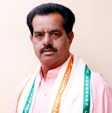 કોંગ્રેસના ઉમેદવાર અશોક ડાંગર ભગવાનની પૂજાપાઠ કરીને મતદાન કરવા ગયા