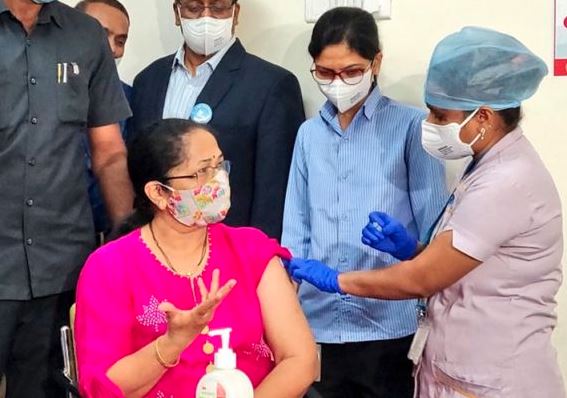 ગુજરાતમાં ત્રીજા તબક્કાની રસીકરણનો આરંભઃ CM રૂપાણીના પત્ની અંજલીબેન રૂપાણીએ લીધી રસી