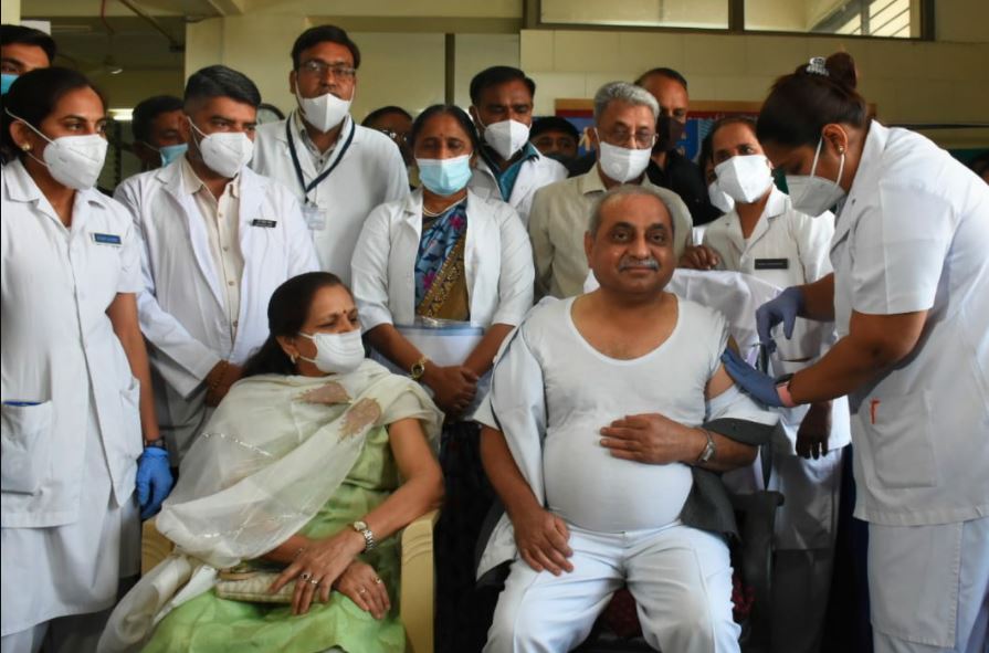 કોરોના રસીકરણ અભિયાનઃ નાયબ મુખ્યમંત્રી નીતિન પટેલે લીધો રસીનો પ્રથમ ડોઝ