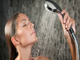 ઉનાળામાં ઠંડા પાણીથી નાહવાના ફાયદાઓઃ- ગરમીથી મળે છે રાહત