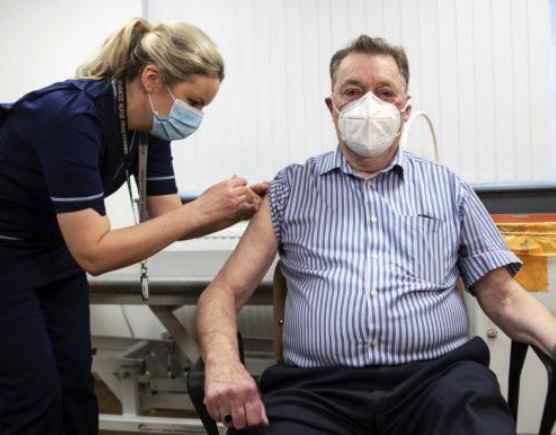વેક્સીનેશન: બ્રિટનમાં એક વ્યક્તિ પર બે અલગ-અલગ રસીનું કરાશે પરીક્ષણ