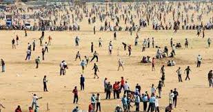 અમદાવાદમાં કોરોનાના નિયનોની ઐસીતૈસી કરીને યુનિ ગ્રાઉન્ડ, રિવરફ્રન્ટ વસ્ત્રાલમાં ક્રિકેટ રમતા યુવાનો