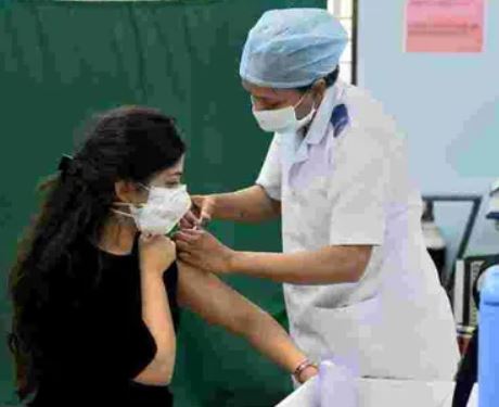 ડોઝની અછતથી સમગ્ર ગુજરાતમાં 18-44 વયજૂથના રસીકરણ માટે જૂન મહિના સુધી કરવી પડશે પ્રતિક્ષા