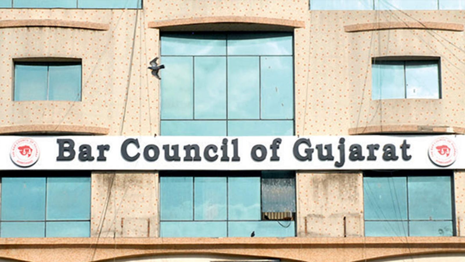 ગુજરાત બાર કાઉન્સિલે  110 વકીલોના મૃત્યુ થતાં તેમના વારસદારોને 2.75 કરોડ વળતર ચુકવાયું