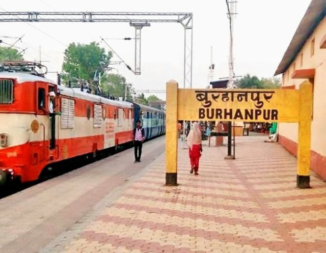 મધ્યપ્રદેશ: સ્ટેશન પરથી ટ્રેન પસાર થતાની સાથે જ તૂટી પડ્યુ સ્ટેશનનું બિલ્ડિંગ