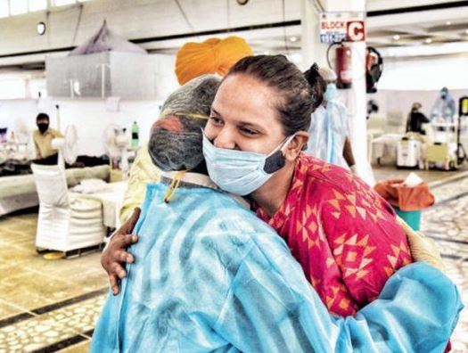દિલ્હીની કોવિડ હોસ્પિટલમાં ‘મુન્નાભાઈ MBBS’ ફિલ્મના દ્રશ્યો સર્જાયાઃ સાજા થયેલા દર્દીને અપાય છે જાદુની ઝપ્પી