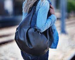 હોબો બેગ – ફરીથી ટ્રેન્ડમાં આવી રહી છે ફેશન, યુવતીઓમાં સૌથી વધુ પસંદ બેગ