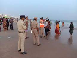 એક બાજુ દરિયામાં તૌકાતે વાવાઝોડાની અસર, તો બીજી તરફ દરિયાકિનારાનો આનંદ માણતા બેદરકાર લોકો