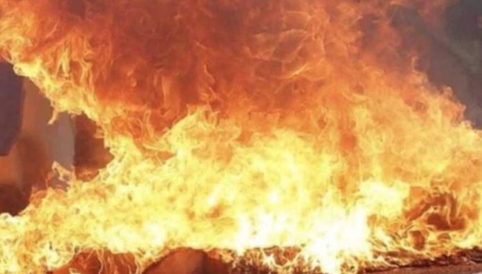 ગુજરાત: અમદાવાદના રખિયાલમાં લાકડાના ગોડાઉનમાં ભિષણ આગ, મોટી દૂર્ઘટના ટળી