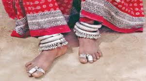 પગમાં ચાંદીની અંગુઠીઓ પહેરવાની પરંપરાઃ-જાણો શા માટે મહિલાઓ પગમાં પહેરે છે ચાંદીની જ વીંટી