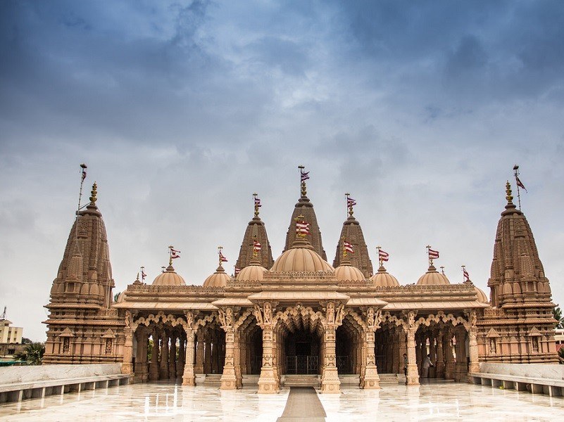 રાજકોટના કાલાવડ રોડ સ્થિત સ્વામિનારાયણ મંદિરના દ્વાર ભક્તો માટે ખુલ્યા