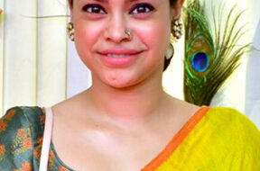 Sumona_Chakravarti_attends_the_rice_ceremony_of_their_grandson_Krishh_Lahiri_(09)_(cropped)