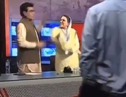 VIRAL VIDEO: પાકિસ્તાનમાં ન્યૂઝ ચેનલમાં શો દરમિયાન મહિલા નેતાએ વિપક્ષી સાંસદને તમાચો માર્યો, જુઓ વીડિયો