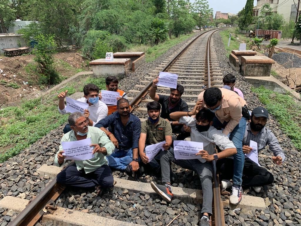 રાજુલાની રેલવે જમીન વિવાદ મુદ્દે ધારાસભ્ય અંબરીશ ડેરના સમર્થનમાં NSUI,યુવક કોંગ્રેસના રેલવે ટ્રેક પર ધરણા