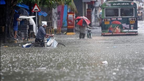 મહારાષ્ટ્રઃ મુંબઈમાં બારેમેઘ ખાંગા, નીચાણવાળા વિસ્તારો પાણીમાં ગરકાવ