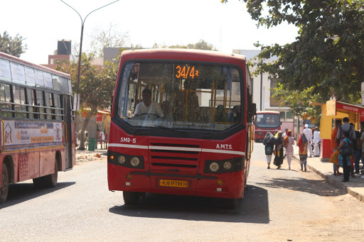 અમદાવાદ લાલ દરવાજા AMTS બસ ટર્મિનસ નવ મહિના બંધ રહેશે. ટ્રાફિક માટે રસ્તો બંધ કરાયો