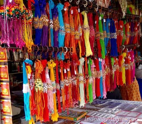 મોંઘવારીએ માઝા મુકી, બહેનોએ ભાઈઓ માટે રાખડી મોંઘા ભાવે ખરીદવી પડશે