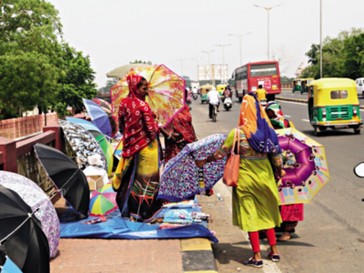અમદાવાદમાં વરસાદ ખેંચાતા રંગબેરંગી છત્રીઓ વેચતા વેપારીને નડ્યું મંદીનું ગ્રહણ
