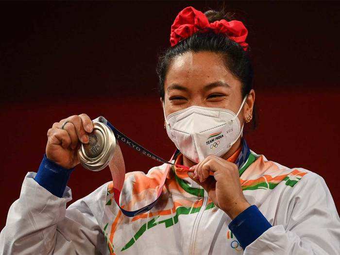 टोक्यो ओलंपिक :  पहले ही दिन भारत का खाता खुला, मीराबाई चानू ने भारोत्तोलन में रजत जीत रचा इतिहास