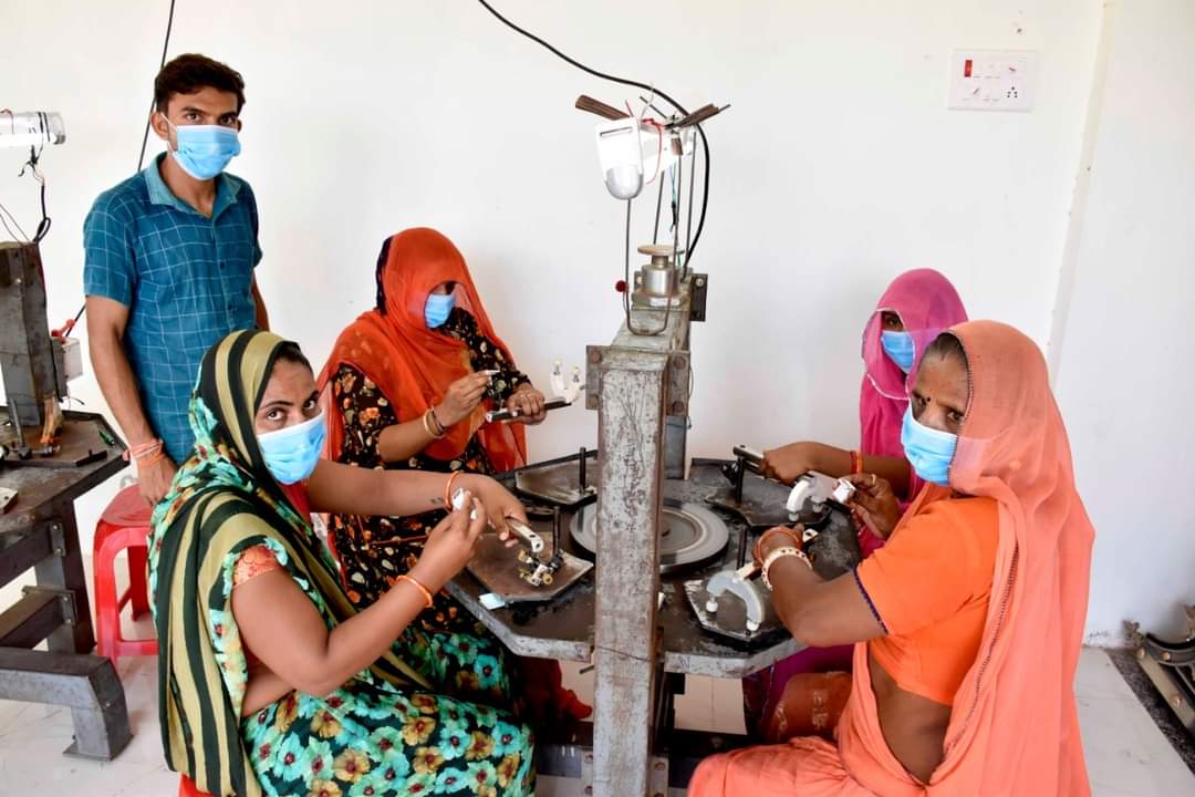 મહિલા સશક્તિકરણ આગળ વધતું ગુજરાત: બનાસકાંઠાના લવાણા ગામની મહિલાઓ હીરા ઘસવાની તાલીમ લઇને બની રહી છે પગભર
