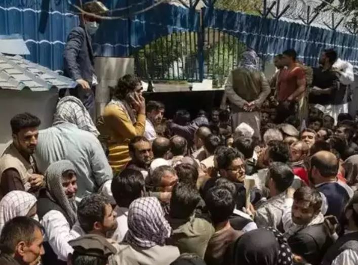 અફઘાનિસ્તાનમાં બેંકોમાં રોકડ ખૂટી પડી, ATM બહાર લાંબી કતારો
