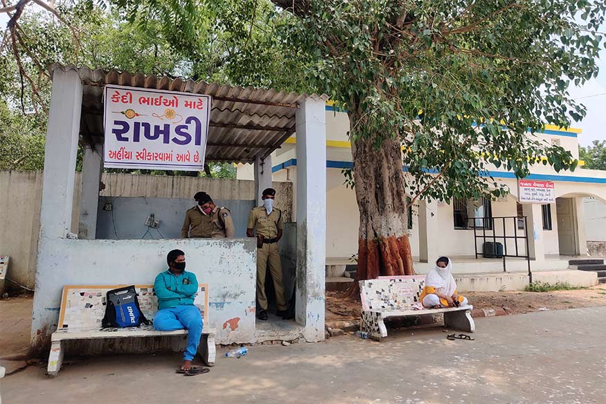 રાજ્યની જેલોમાં સજા કાપતા ભાઈઓને બહેનોએ રક્ષા બાંધી પર્વની ઊજવણી કરી