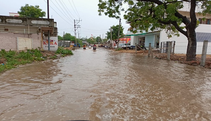 પાલનપુરમાં માત્ર ત્રણ ઈંચ વરસાદમાં જ રોડ-રસ્તાઓ પર ઢીંચણસમા પાણી ભરાયાં