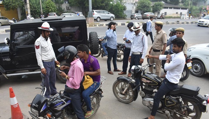 અમદાવાદમાં ટ્રાફિક ભંગ કરનારા વાહનચાલકો પાસેથી ડેબીટ અને ક્રેડિટ કાર્ડથી દંડ પણ વસુલતી પોલીસ