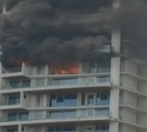 મુંબઇની એક હાઇ રાઇઝ બિલ્ડિંગમાં આગની ઘટના: જીવ બચાવવા સિક્યોરિટી ગાર્ડ કૂદી પડ્યો