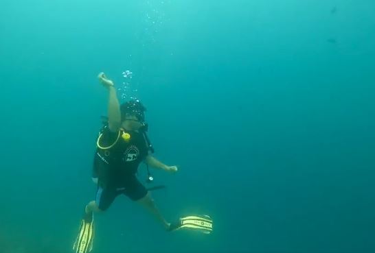 ગોલ્ડન બોય નીરજ ચોપરાએ સમુદ્રમાં બતાવ્યો સ્વેગ, પાણીની અંદર પણ ભાલા ફેંકવાનો કર્યો પ્રયાસ, જુઓ VIDEO