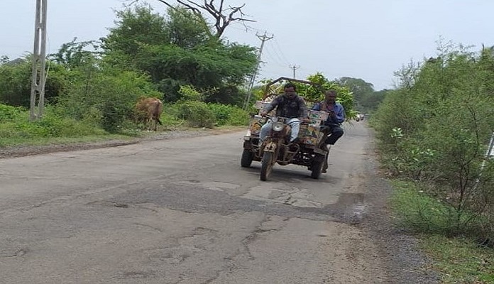 ગીરસોમનાથ જિલ્લામાં સ્ટેટ હાઈવે પર ઠેર ઠેર મોટા ખાડાઃ વાહનચાલકો પરેશાન