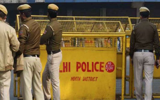 દિલ્હીમાં માસ્ક વિના ફરતા વકીલે પોલીસ કર્મચારીઓ સાથે તકરાર કરીને 5 રાઉન્ડ ગોળીબાર કર્યો