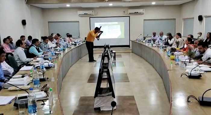 રાજકોટમાં પશ્વિમ રેલવેની સાંસદો સાથેની બેઠકમાં મેયર અને કમિશનરને પ્રવેશ ન અપાતા વિવાદ