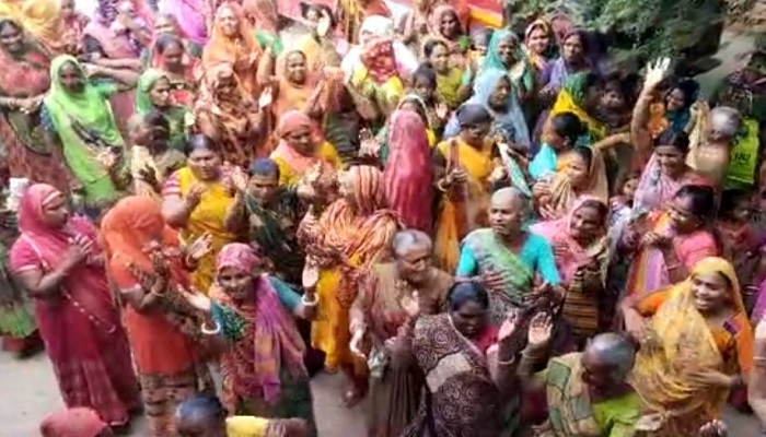 થાનગઢના મોટા તળાવનું પાણી દૂષિત બનતા મહિલાઓએ પાલિકા કચેરીએ હલ્લાબોલ મચાવ્યો